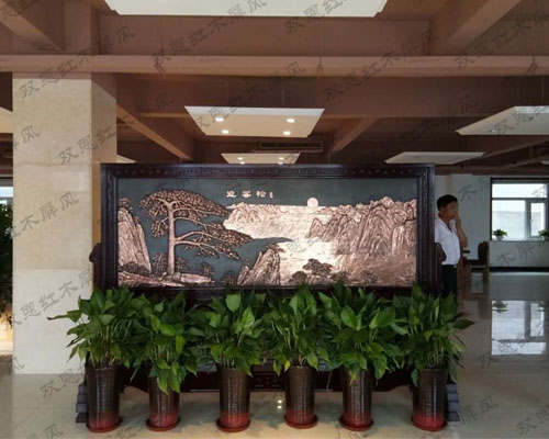 天津2.96米×2.03米迎客松、九龙壁红木紫铜浮雕屏风