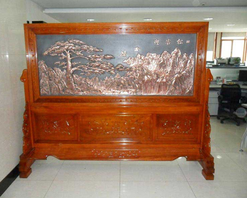 山西省建设监理有限公司定做的草花梨框2.39×1.88米迎客松万里长城屏风