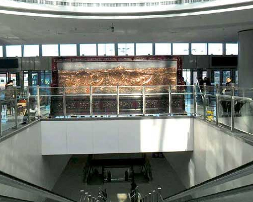 黑龙江哈尔滨某单位大厅摆放的5.8x2.6米迎客松，万里长城屏风