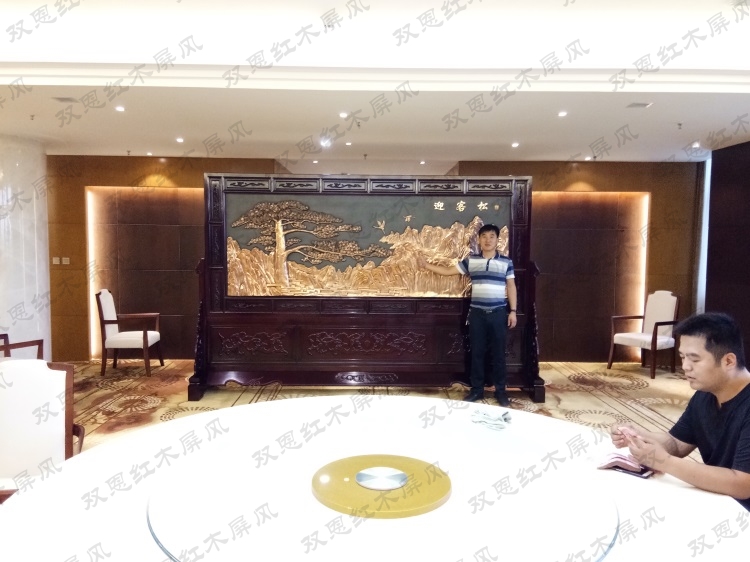 陕西省渭南市财富大厦红木屏风3.6米×2.31米迎客松、万里长城