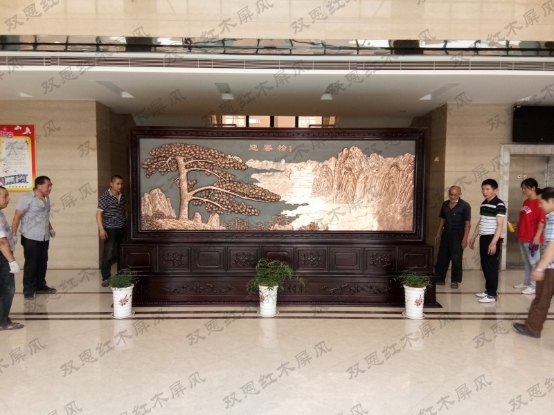 浙江温州亚泰纺织4.2米×2.38米迎客松、沁园柜屏
