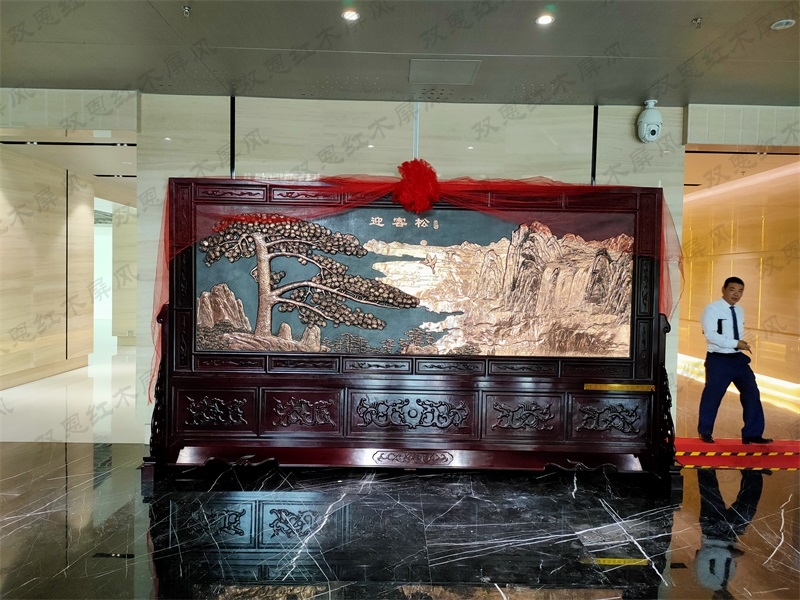 河南郑州市某单位4.2米×2.38米迎客松红木紫铜浮雕屏风