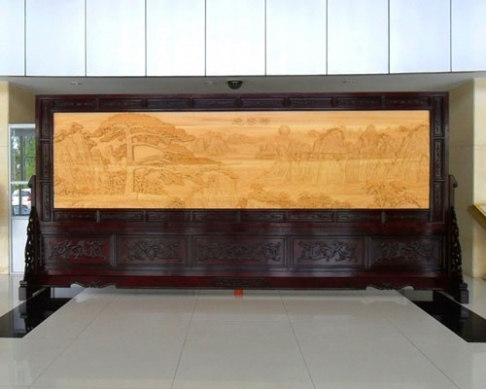 内蒙古 锡林郭勒盟某单位大楼摆放的5.38x2.48米 木雕迎客松、国画和谐颂